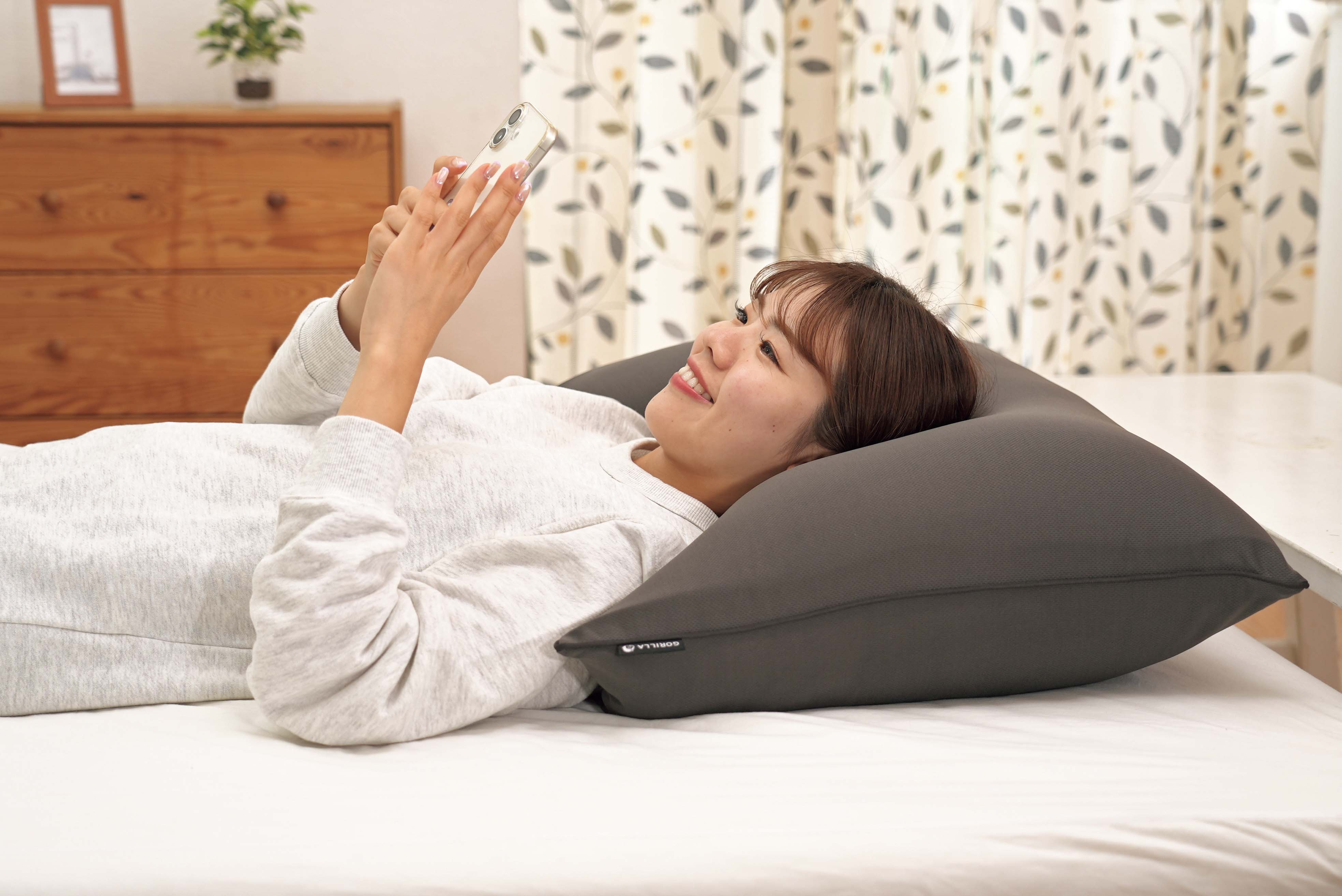 ゴリラのひとねむり　グレー